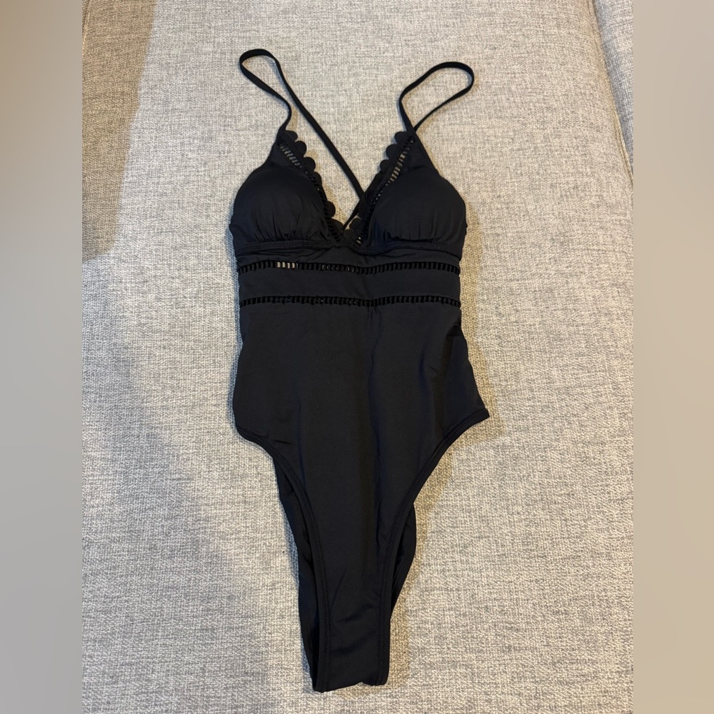 NEW! Cupshe Black Scallop Trim One Piece Swimsuit Size Small